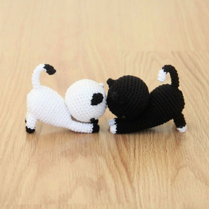 Cool Crochet Playing Cats Amigurumi Pattern