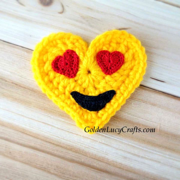 Free Crochet Heart Eyes Emoji Pattern