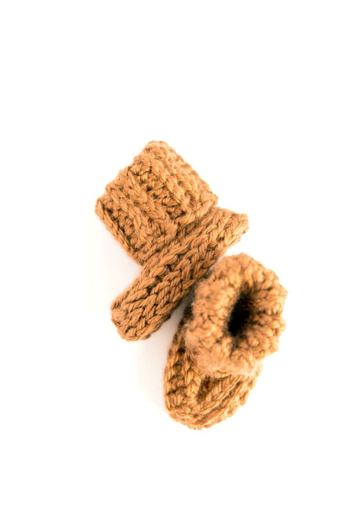 How to Crochet Ribbed Baby Booties - Free Pattern