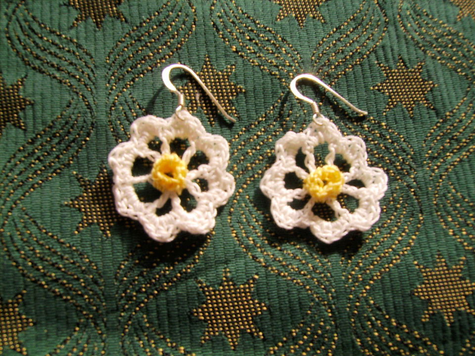 Adorable Crochet Daisy Earrings Idea