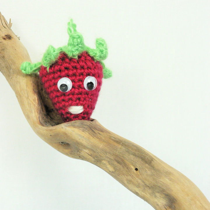 Crochet strawberry pattern, easy crochet keychain NO SEW pattern Crochet  pattern by AmigurumiJoys