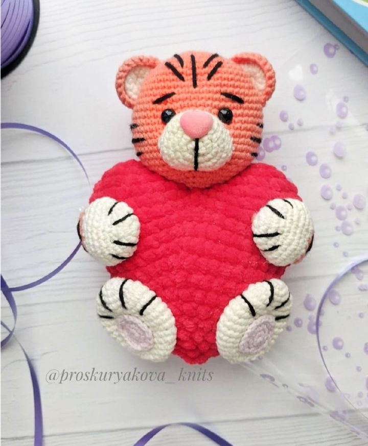 Crochet Amigurumi Tiger With a Heart Pattern