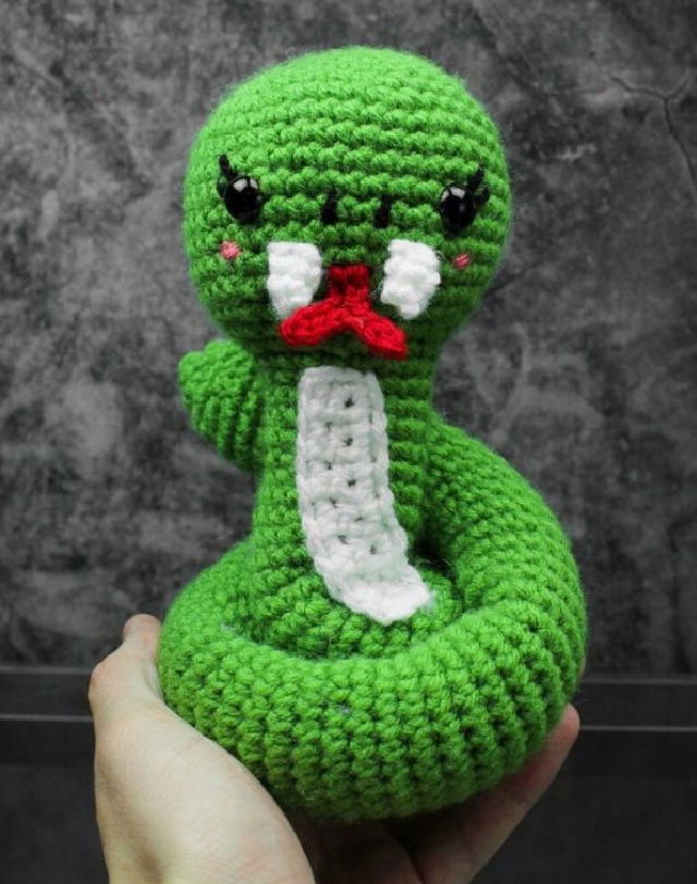 Free snake crochet pattern - Gathered