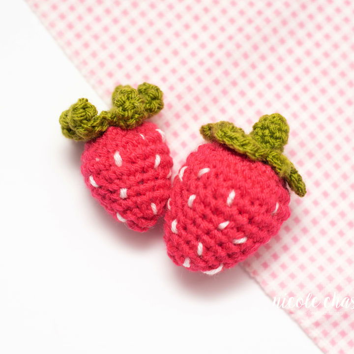 Crochet strawberry pattern, easy crochet keychain NO SEW pattern Crochet  pattern by AmigurumiJoys