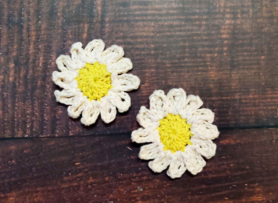 17 Stunning Free Crochet Daisy Patterns (easy!) - Little World of Whimsy