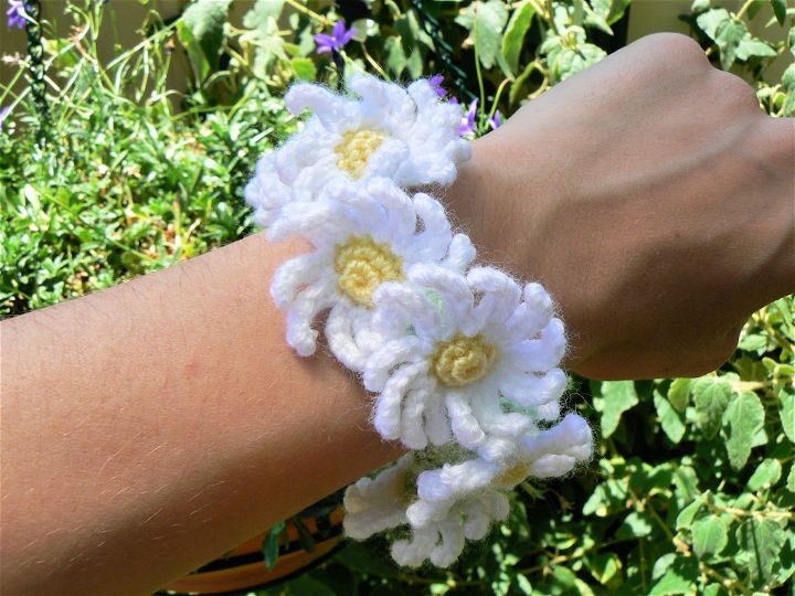 Easiest Daisy Chain Bracelet to Crochet
