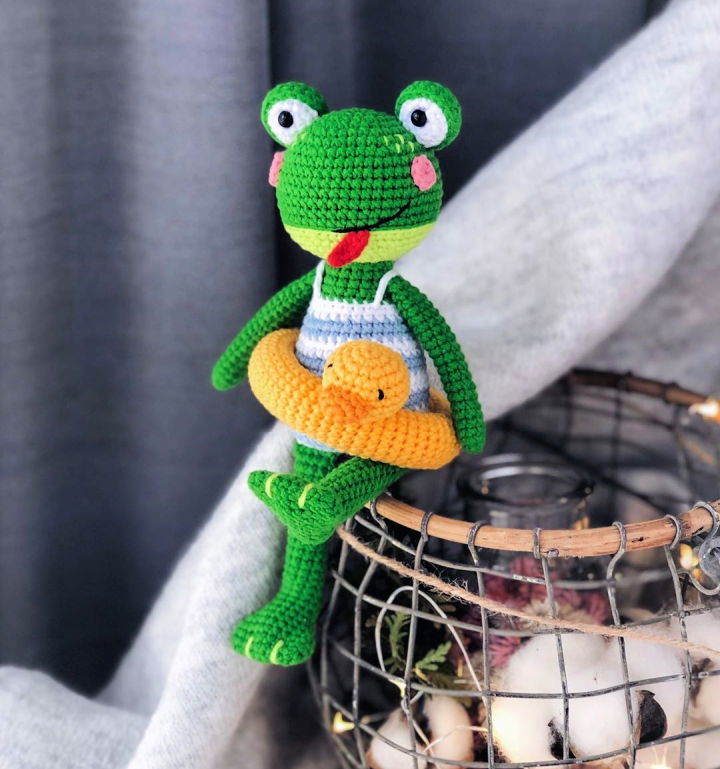 Free Crochet Pattern for Swimming Frog