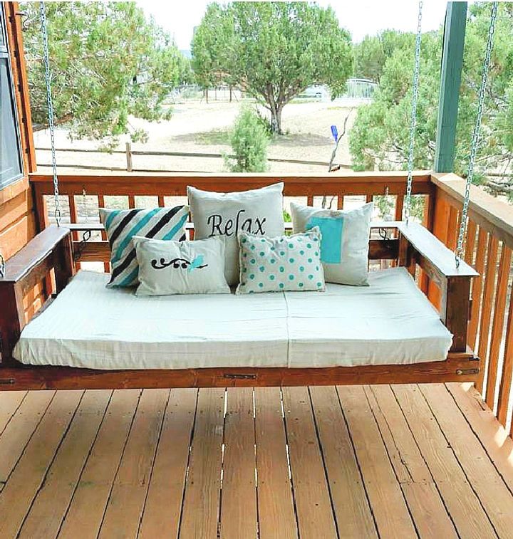 Cool DIY Swing Bed Out of Pallet Furniture