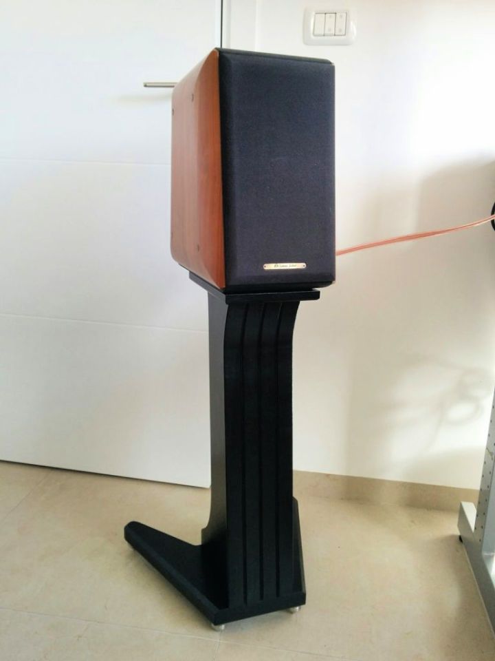 DIY Bookshelf Speaker Stand