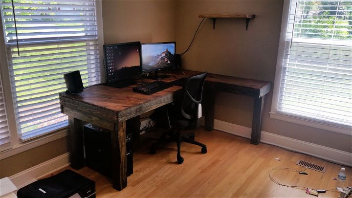 DIY Pallet Corner Desk