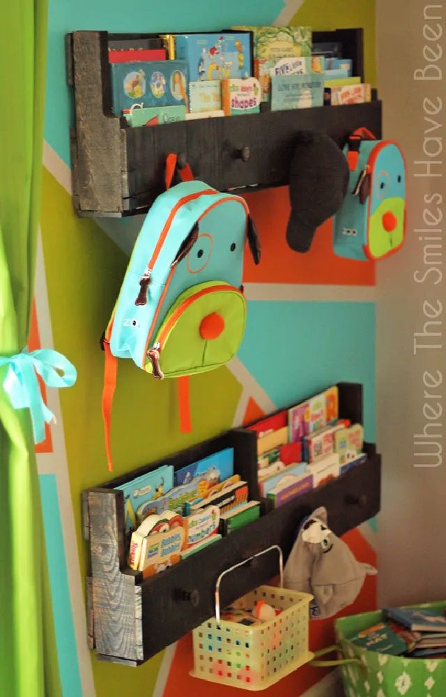 Pallet Bookshelves Wall Decorative Idea