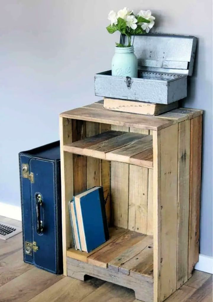 Pallet Wood Side Table With Rustic Design