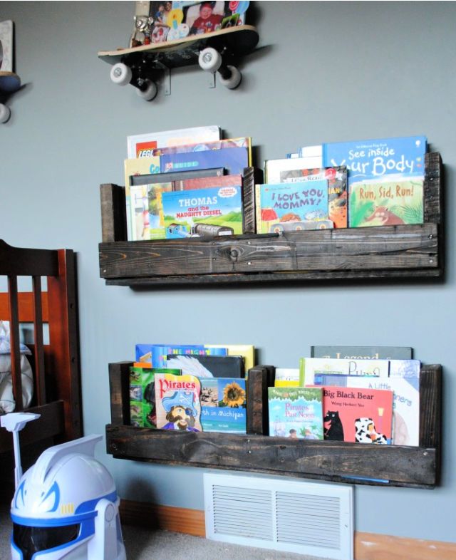 Quick DIY Pallet Bookshelf