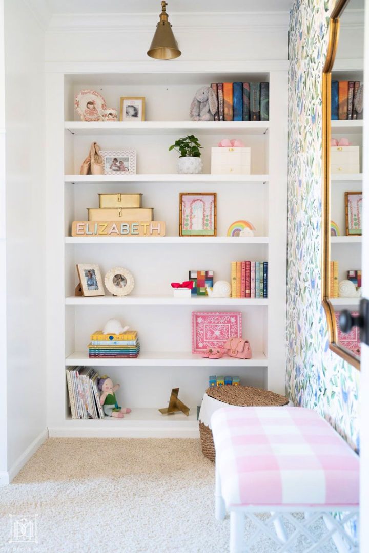 DIY Built in Bookshelves