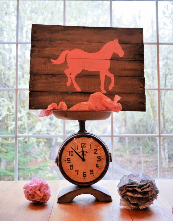 DIY Pallet Board Horse Decorations