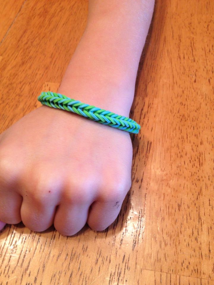 DIY Fishtail Rubber Band Bracelet