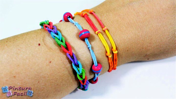 DIY Rubber Band Bracelet With Fingers