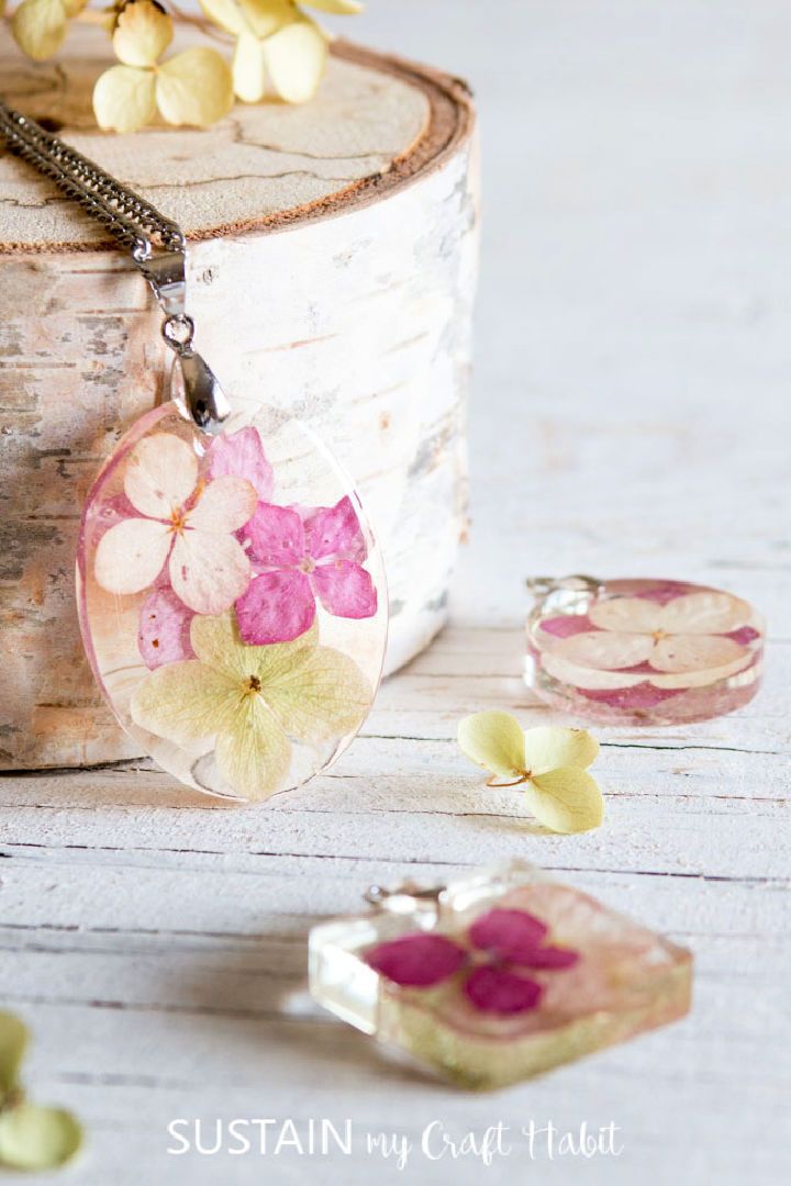 How to Make a Resin Pendant With Flowers