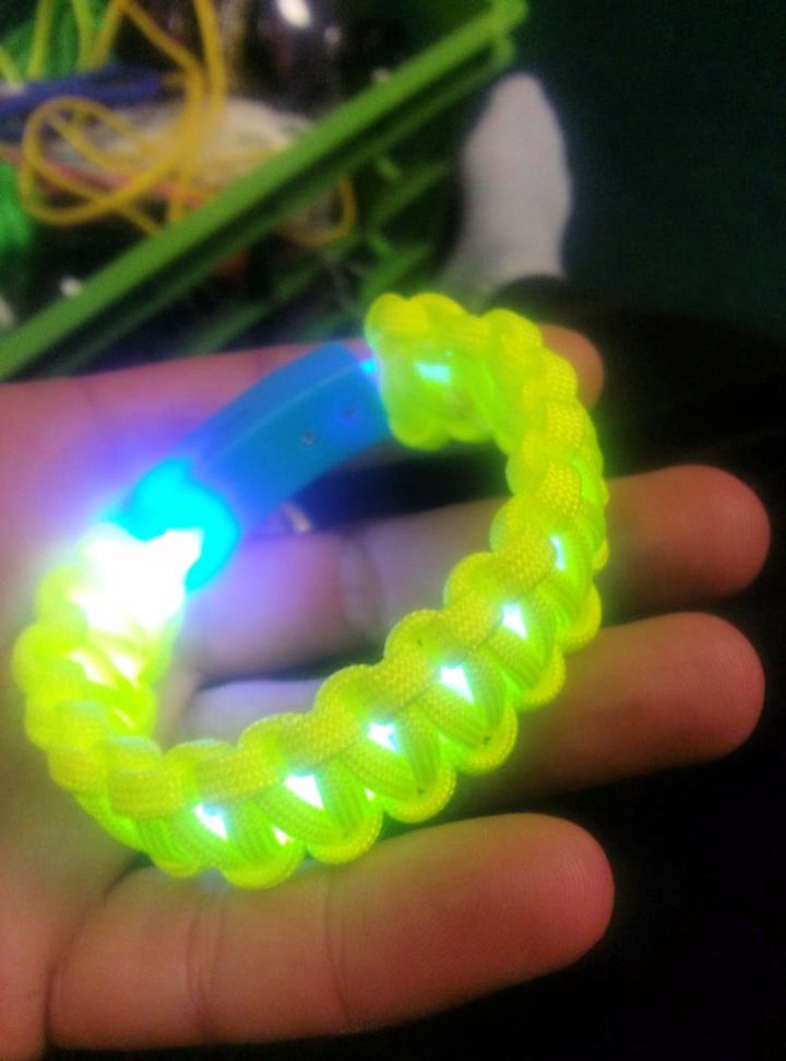 Make Glowing Paracord Bracelet at Home