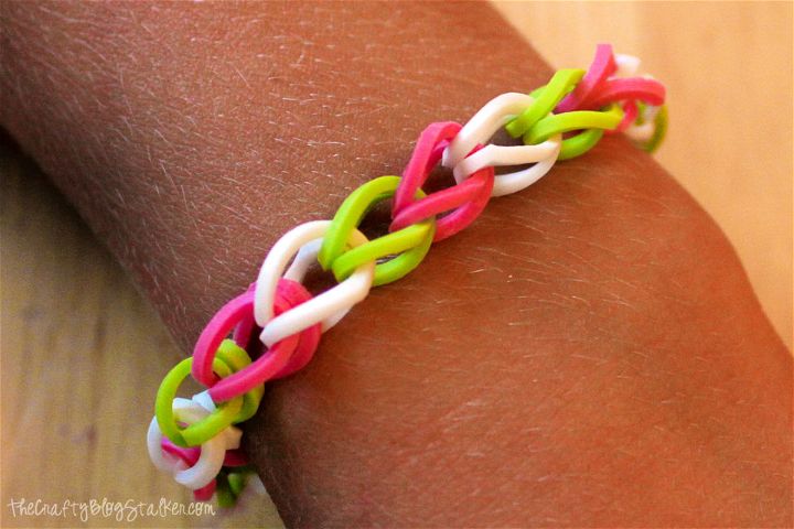 Making a Rubber Band Bracelet With Loom Bands