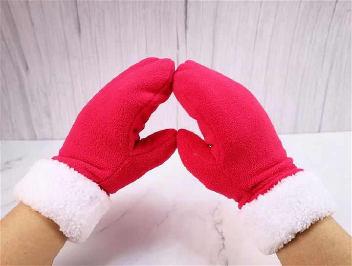 Fleece Mittens With Faux Fur Lining - Free Sewing Pattern 