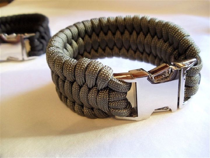 Simple and Elegant DIY Paracord Bracelet