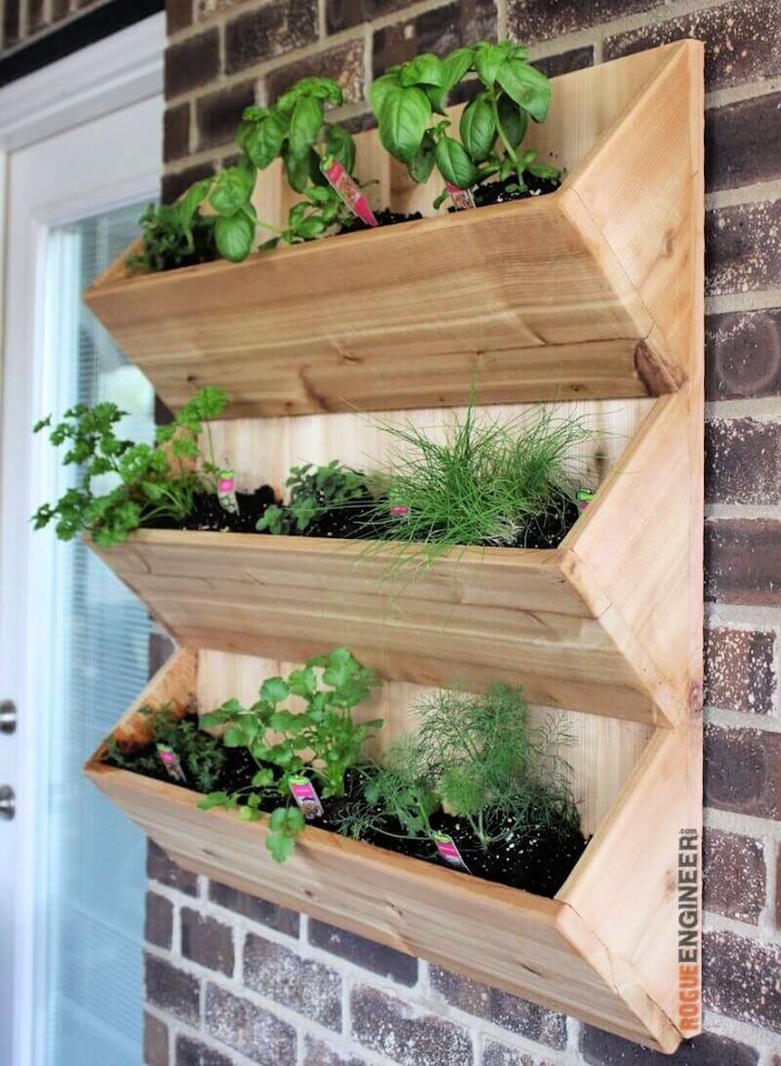 Easy DIY Cedar Wall Planter at Home