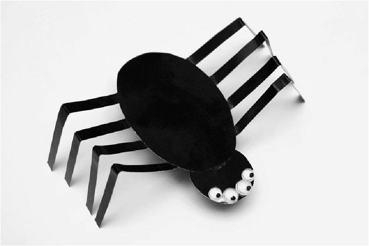 DIY Paper Spider Using Black Construction Paper