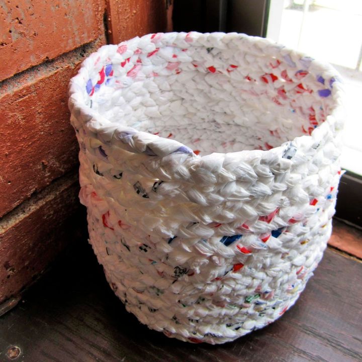 Simple DIY Basket Out of Plastic Bags