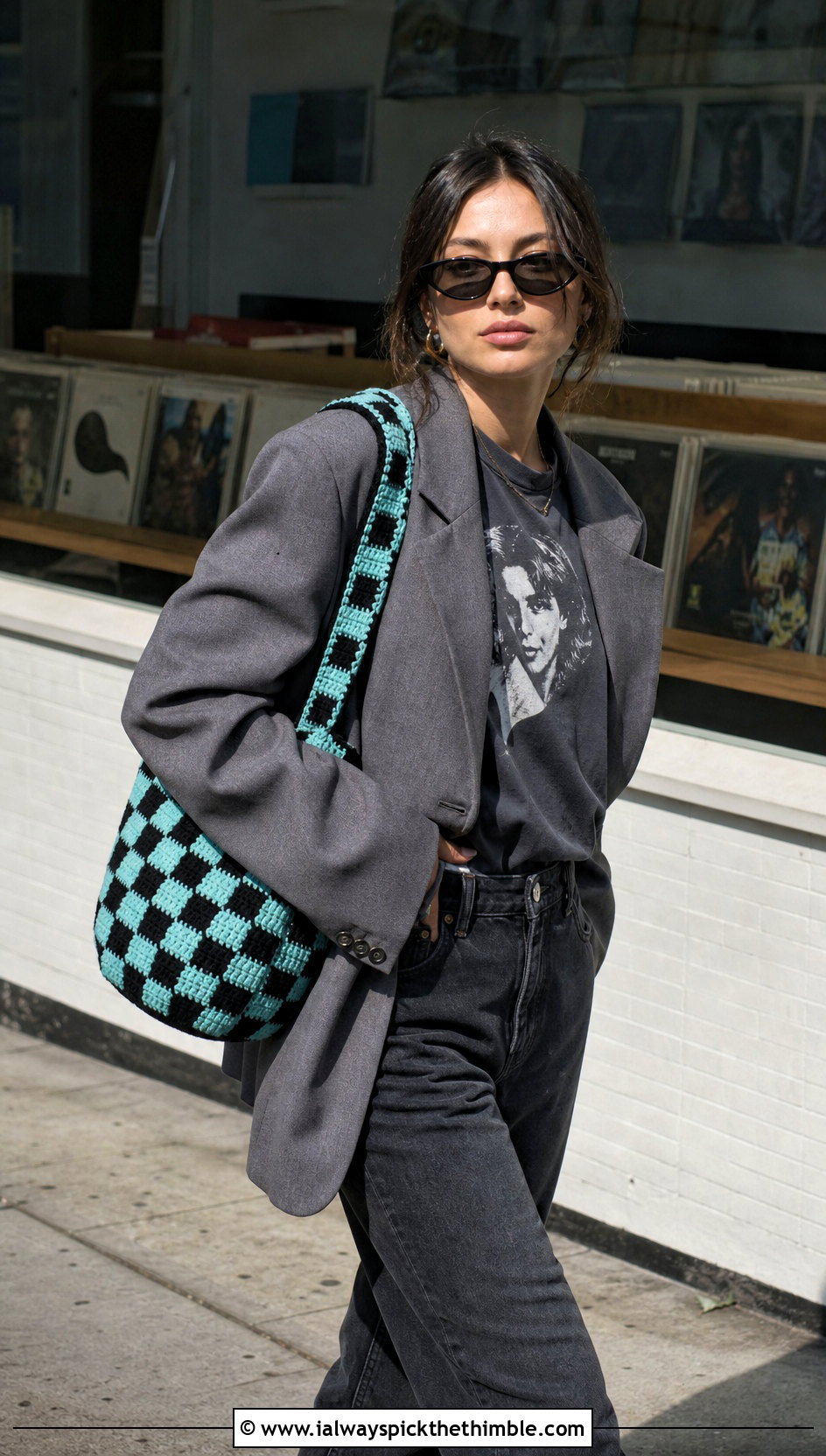 Checkerboard Crochet Bag With Graphic Tee - 25 crochet bag outfit ideas