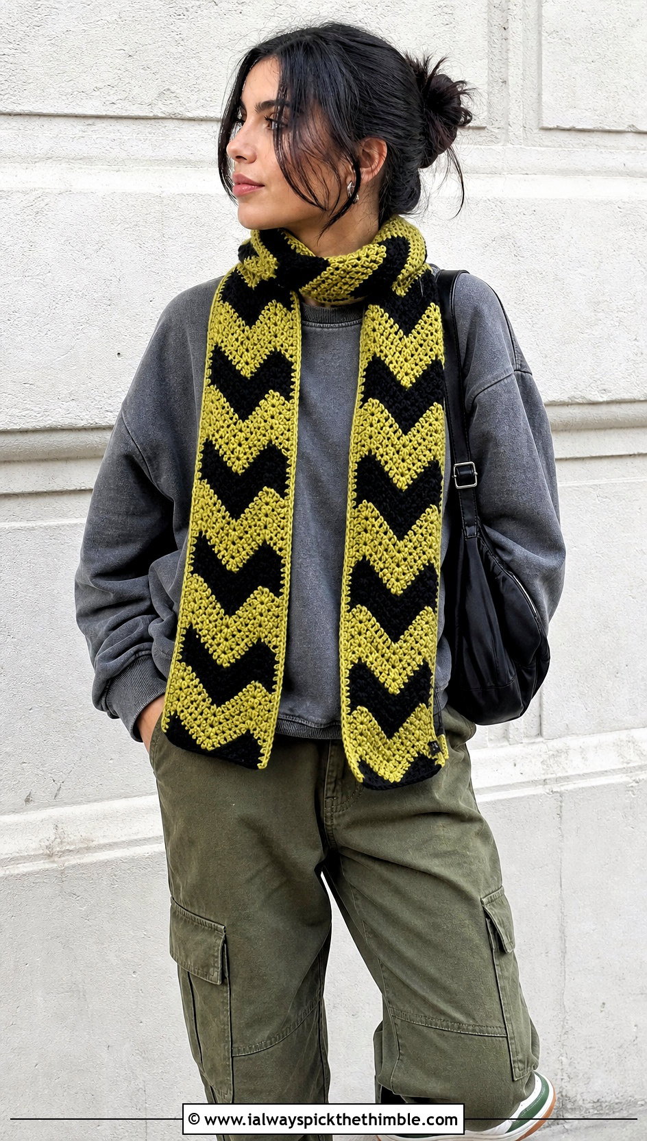 Chevron Crochet Scarf With Sweatshirt And Cargo Pants - 15 Textured Crochet Scarf Design outfit ideas