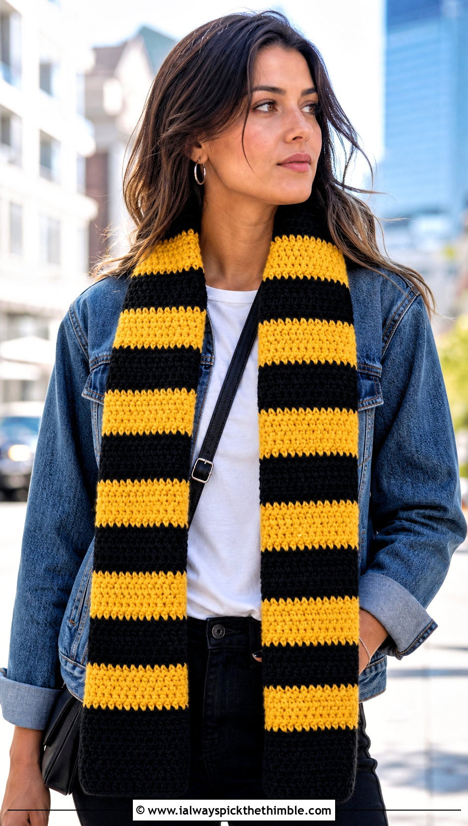 Classic Striped Crochet Hufflepuff Scarf With Denim Jacket - 20 crochet hufflepuff scarf outfit ideas