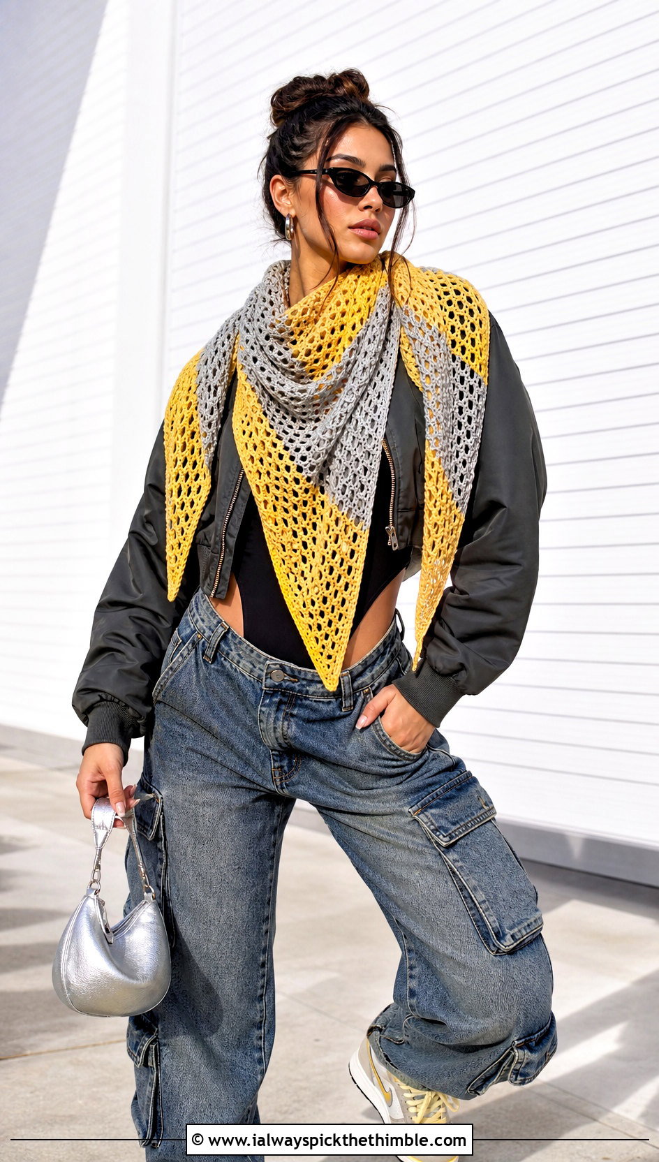 Color Block Mesh Triangle Shawl With Cargo Jeans - 20 Crochet Mesh Triangle Shawl outfit ideas