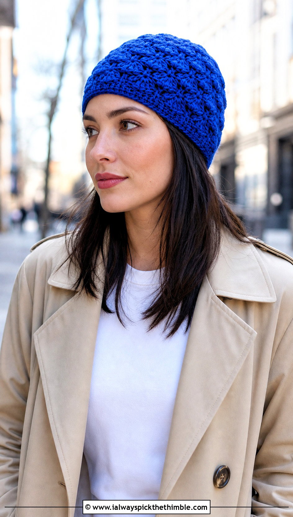 Fitted Shell Stitch Beanie With Trench Coat And Jeans - 20 shell crochet beanie outfit ideas