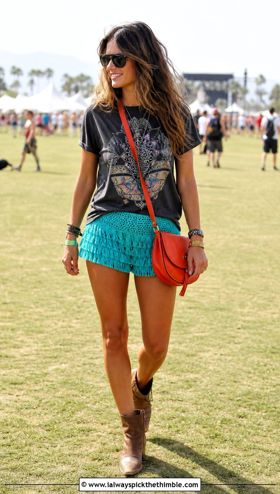 Fringe Crochet Short Pants With Graphic T Shirt - 25 crochet short pants outfit ideas