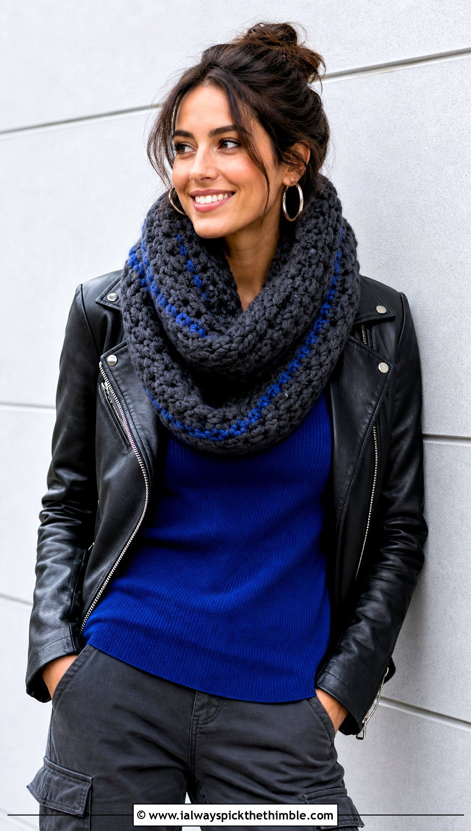 Infinity Chunky Gray Crochet Scarf With Leather Jacket And Cargo Pants - 15 Chunky Gray Crochet Scarf outfit ideas