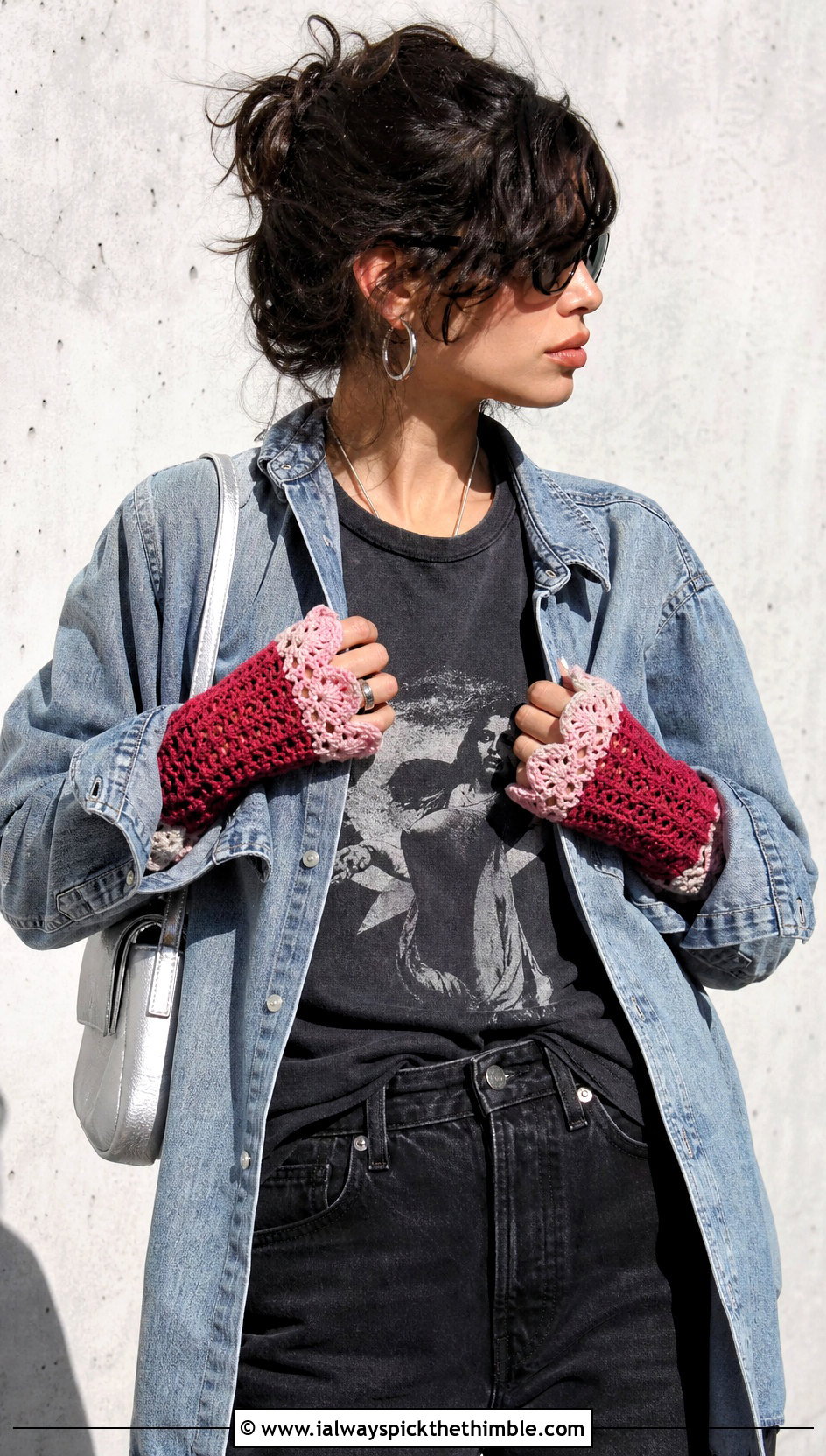 Two Tone Crochet Lace Hand Warmers With Graphic Tee - 20 Crochet Lace Hand Warmers outfit ideas